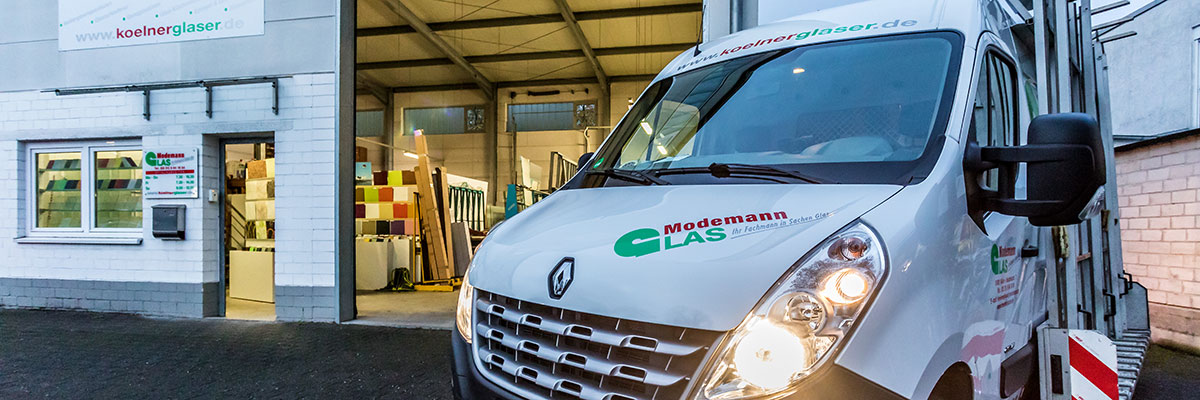 Glas Modemann GmbH - Transporter vor Werkstatt